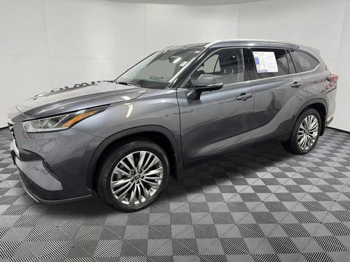 Magnetic Gray Metallic 2024 Toyota Highlander Platinum
