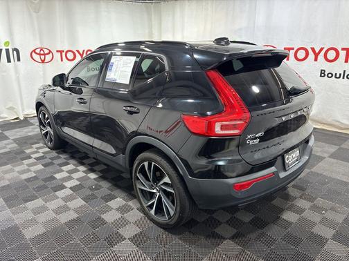 Onyx Black Metallic 2022 Volvo XC40 T5 R-Design