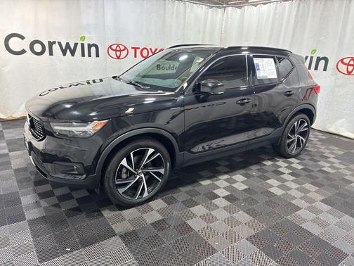 Onyx Black Metallic 2022 Volvo XC40 T5 R-Design