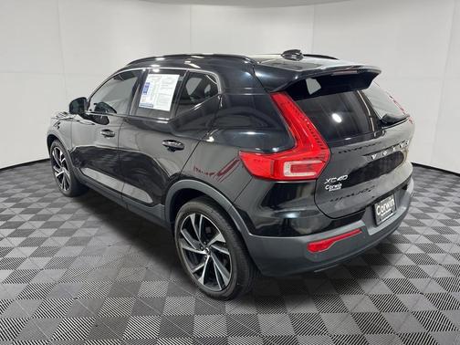 Onyx Black Metallic 2022 Volvo XC40 T5 R-Design