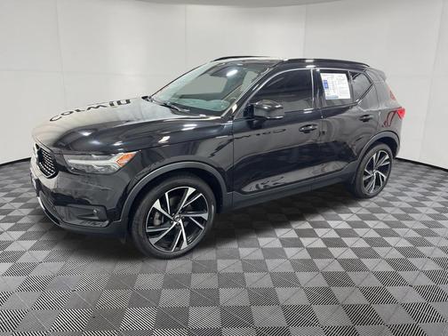 Onyx Black Metallic 2022 Volvo XC40 T5 R-Design