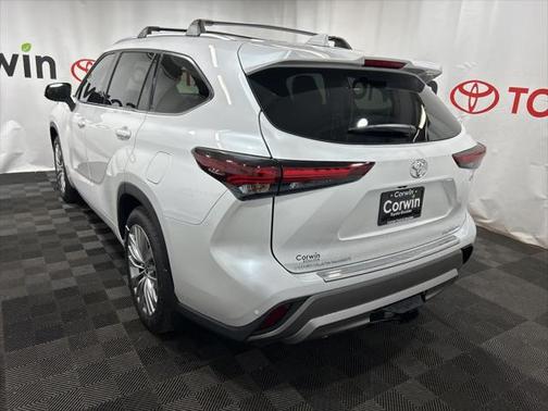 2025 Toyota Highlander Hybrid Platinum
