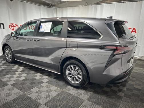 2023 Toyota Sienna LE