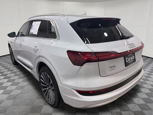 Glacier White Metallic 2019 Audi e-tron Premium Plus