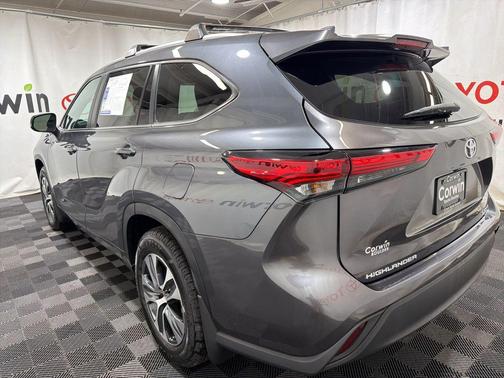 Magnetic Gray Metallic 2023 Toyota Highlander XLE