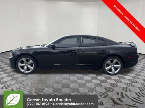 Phantom Black Tri-Coat Pearl 2013 Dodge Charger SE