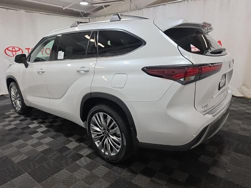 Wind Chill Pearl 2026 Toyota Highlander Hybrid Platinum