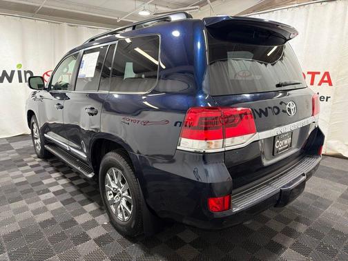 Blue Onyx Pearl 2017 Toyota Land Cruiser Base
