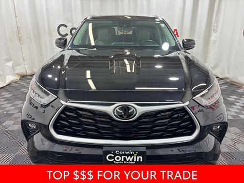 Midnight Black Metallic 2022 Toyota Highlander XLE