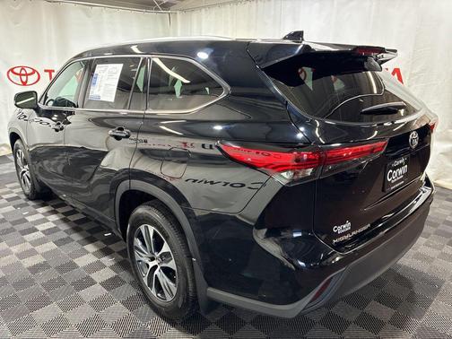 Midnight Black Metallic 2022 Toyota Highlander XLE