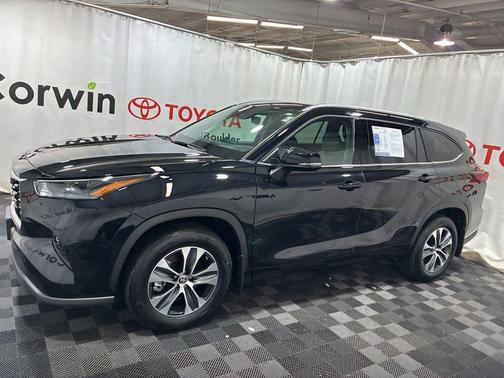 Midnight Black Metallic 2022 Toyota Highlander XLE