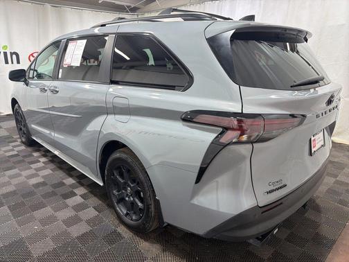 Midnight Black Metallic 2025 Toyota Sienna Woodland Edition