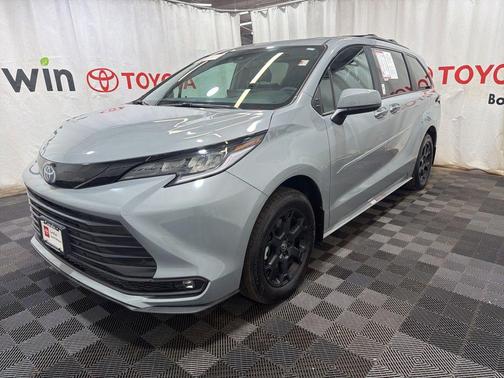 Midnight Black Metallic 2025 Toyota Sienna Woodland Edition