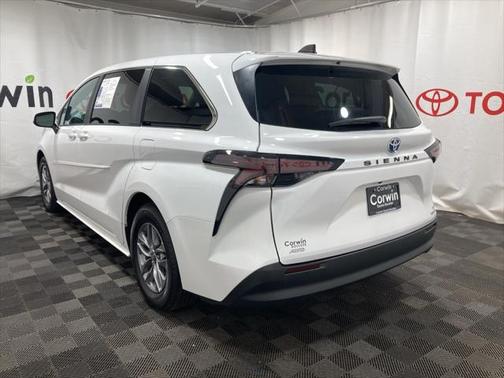 2024 Toyota Sienna LE