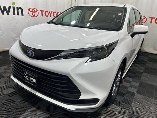 2024 Toyota Sienna LE