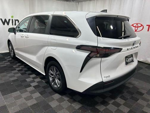 2024 Toyota Sienna LE