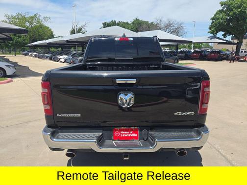 Diamond Black Crystal Pearlcoat 2022 RAM 1500 Laramie