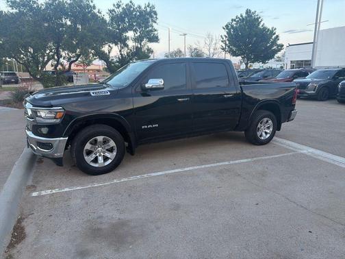 Diamond Black Crystal Pearlcoat 2022 RAM 1500 Laramie