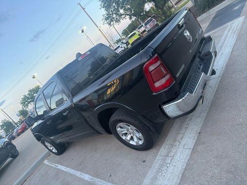 Diamond Black Crystal Pearlcoat 2022 RAM 1500 Laramie