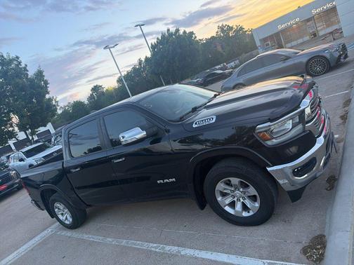 Diamond Black Crystal Pearlcoat 2022 RAM 1500 Laramie