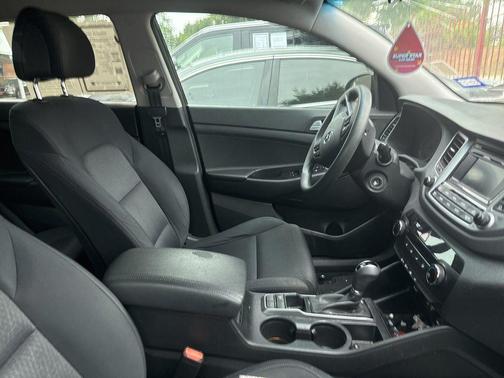 Black Noir Pearl 2017 Hyundai TUCSON SE