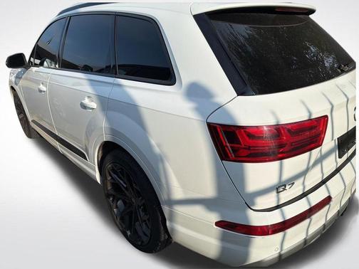 White 2017 Audi Q7 2.0T Premium