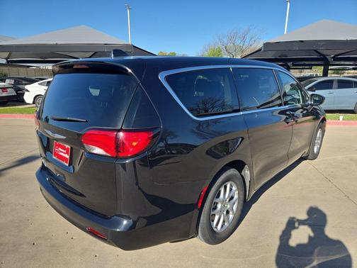 2024 Chrysler Voyager LX