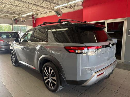 Solid Gray/Super Black 2024 Nissan Pathfinder Platinum FWD