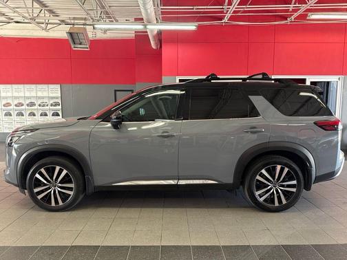 Solid Gray/Super Black 2024 Nissan Pathfinder Platinum FWD