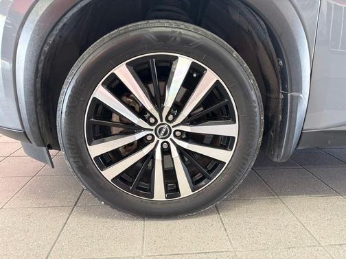 Solid Gray/Super Black 2024 Nissan Pathfinder Platinum FWD