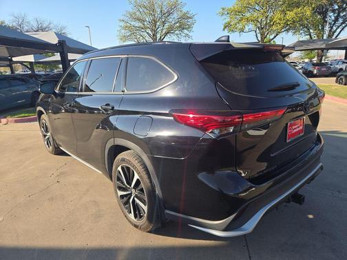 Midnight Black Metallic 2021 Toyota Highlander XSE
