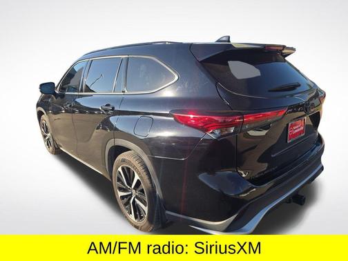 Midnight Black Metallic 2021 Toyota Highlander XSE