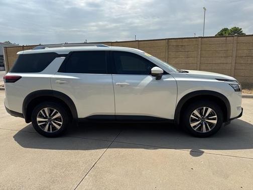 2023 Nissan Pathfinder SL FWD