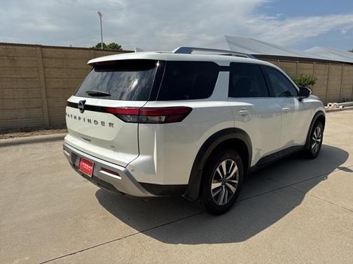 2023 Nissan Pathfinder SL FWD