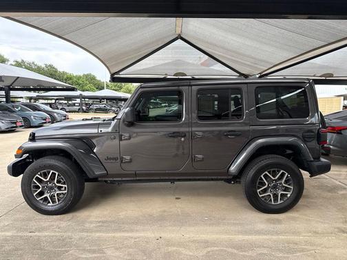 Granite Crystal Metallic Clearcoat 2025 Jeep Wrangler 4-Door Sahara 4x4