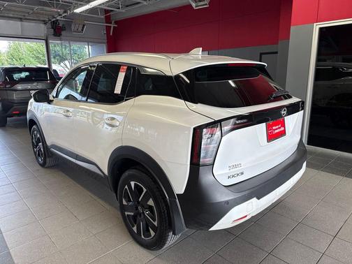 Aspen White Tricoat 2025 Nissan Kicks SR