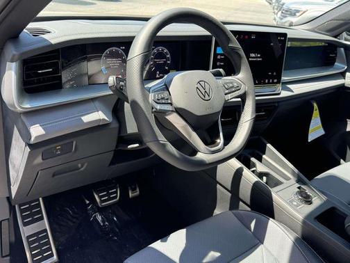 White Pearl 2026 Volkswagen Tiguan 2.0T SE R-Line Black 4MOTION