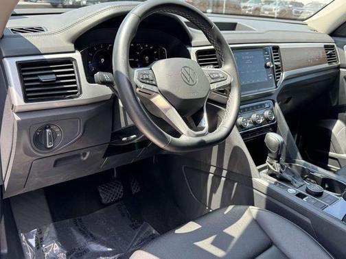 Deep Black 2023 Volkswagen Atlas 3.6L SE w/Technology