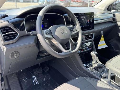 2025 Volkswagen Taos 1.5T SE Black