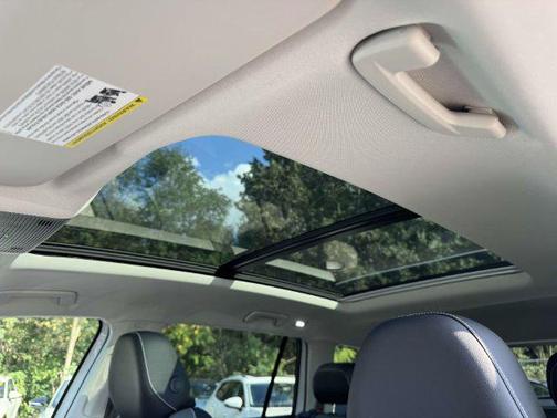 White Pearl 2027 Volkswagen Atlas SE w/Technology