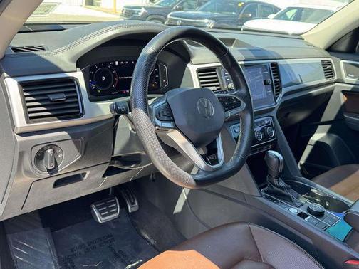 Deep Black 2022 Volkswagen Atlas 3.6L SEL Premium