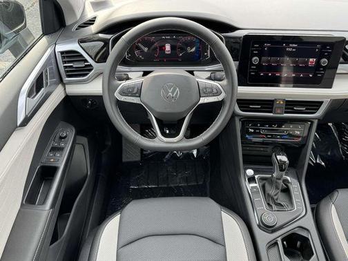 Deep Black Pearl 2025 Volkswagen Taos 1.5T SEL