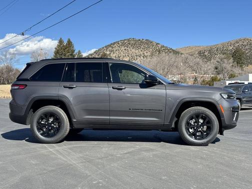2026 Jeep Grand Cherokee Laredo