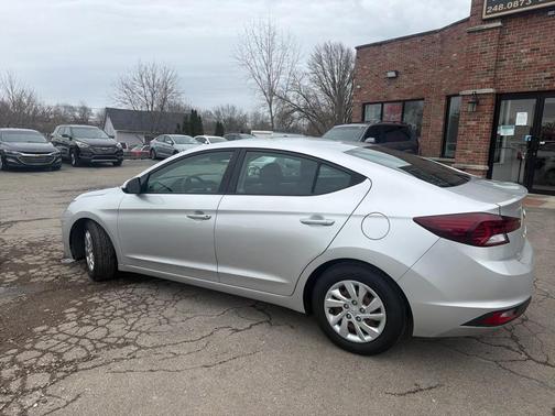 2019 Hyundai ELANTRA SE