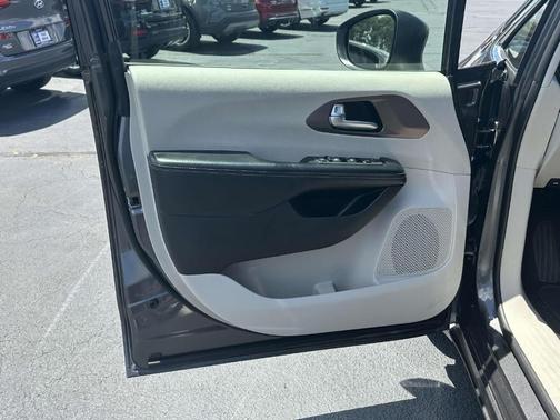 2021 Chrysler Voyager L