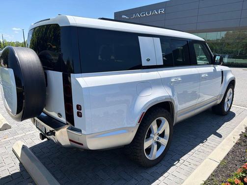Fuji White 2023 Land Rover Defender SE