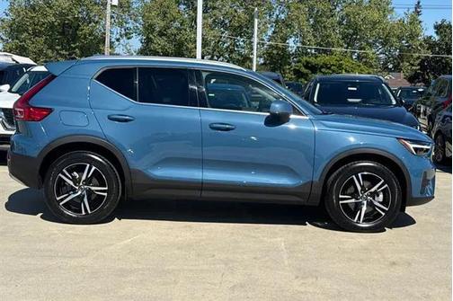 2025 Volvo XC40 B5 Core Bright Theme
