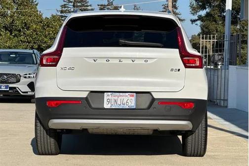 2025 Volvo XC40 B5 Core Bright Theme