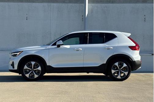 2025 Volvo XC40 B5 Core Bright Theme