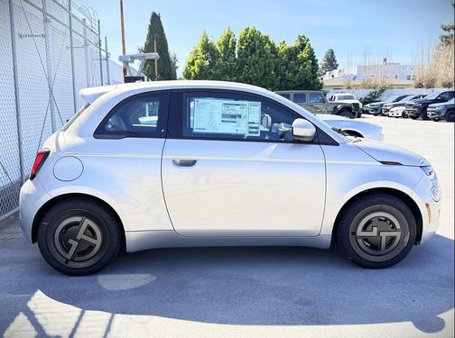 2025 FIAT 500e Giorgio Armani FWD